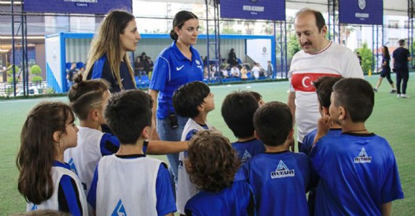 Vali Pehlivan, ocuklarla futbol oynad