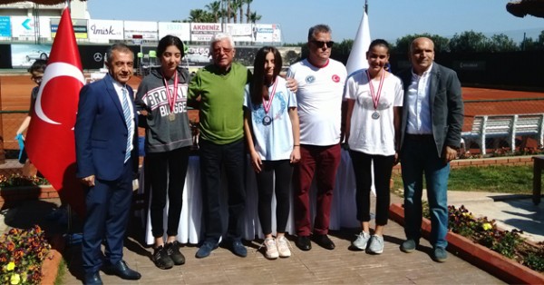 Mersin'de tenis turnuvas sona erdi