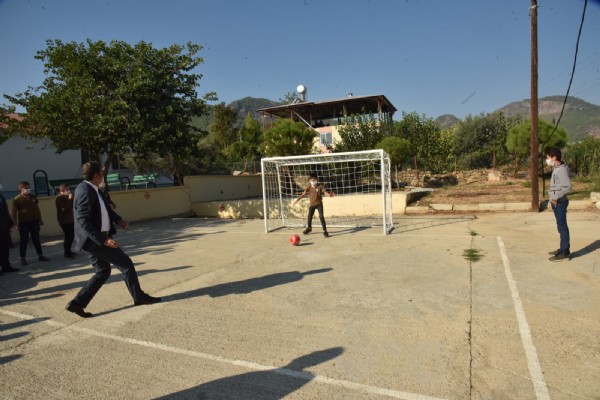 Ky okullarna futbol topu ve kale direi hediye edildi