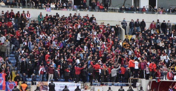 “Zafere inanmış taraftarın ayak sesleri” “Zafere inanmış taraftarın ayak sesleri”