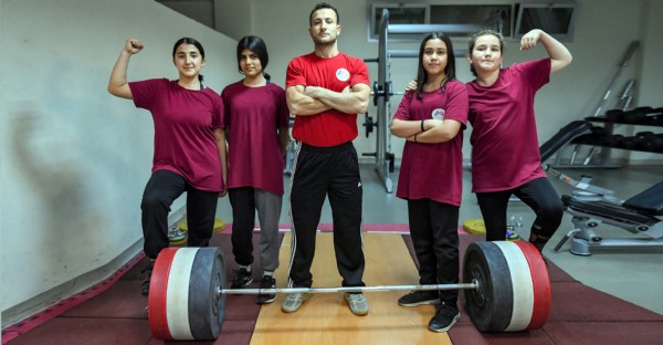 Kız öğrenciler halter branşında ilerliyor Kız öğrenciler halter branşında ilerliyor