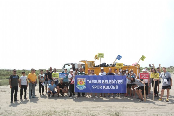 Sporcular plajı temizledi Sporcular plajı temizledi