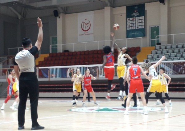 Play-Off yolunda yara aldı Play-Off yolunda yara aldı
