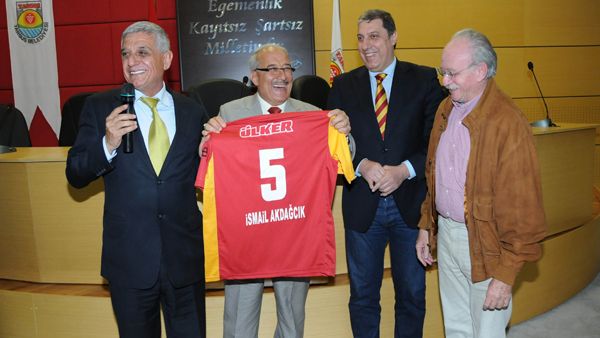 Galatasarayllardan Kocamaz'a forma