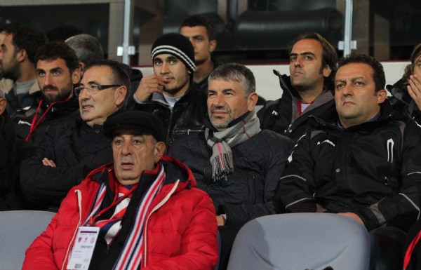 Bulak, maçı tribünden izledi! Bulak, maçı tribünden izledi!