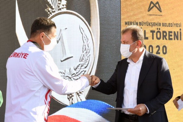 Büyükşehir, başarılı sporcuları ödüllendirdi Büyükşehir, başarılı sporcuları ödüllendirdi