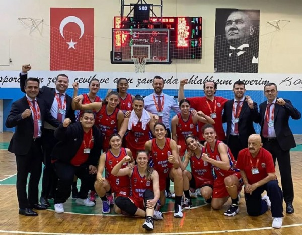Büyükşehirin takımları kente mutlu döndü Büyükşehirin takımları kente mutlu döndü