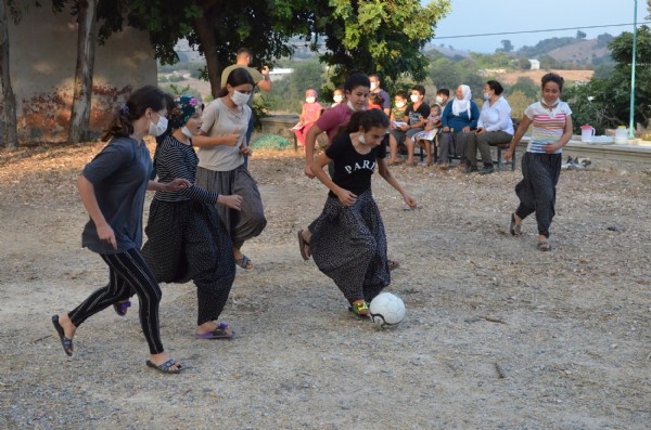 Bakan Seer'den sporcu kzlara destek