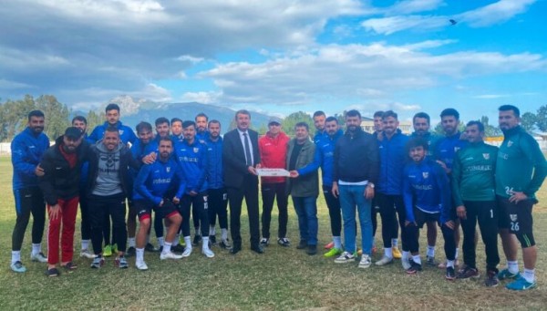 Başkan Kılınç, futbolcuları tebrik etti Başkan Kılınç, futbolcuları tebrik etti