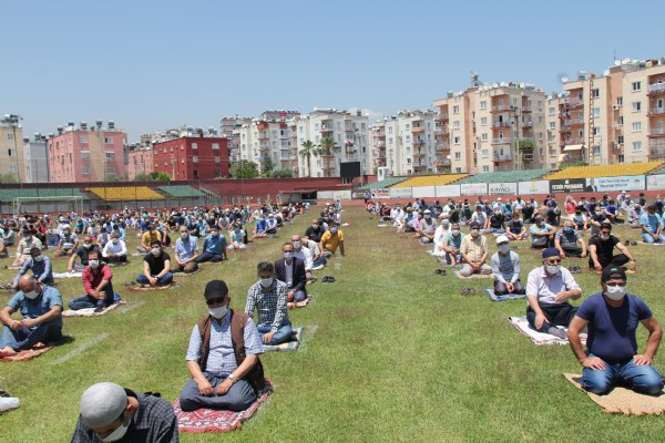 Futbol sahasnda cuma namaz