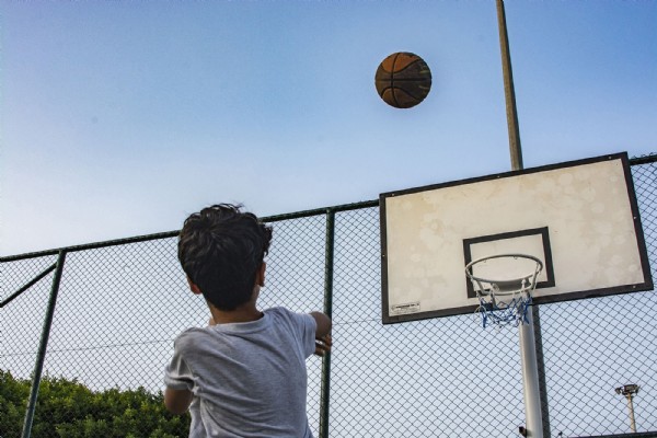 Genler sahilde spor yapyor