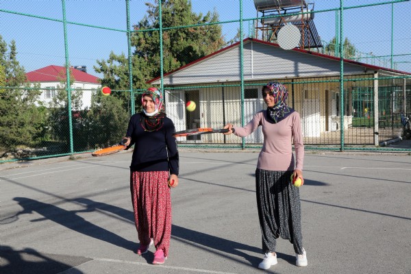 Yörük kızları şalvarla tenis oynuyor Yörük kızları şalvarla tenis oynuyor