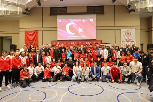 Başarılı sporcular ödüllendirildi Başarılı sporcular ödüllendirildi