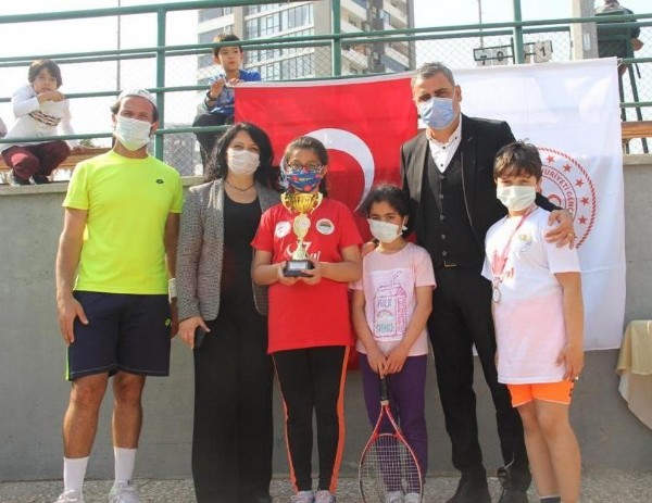 Torosların tenisçileri turnuvada madalya aldı Torosların tenisçileri turnuvada madalya aldı