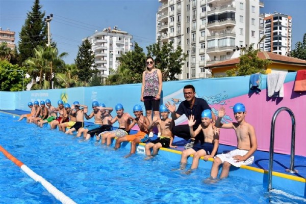 Mezitli'de portatif havuz açıldı Mezitli'de portatif havuz açıldı