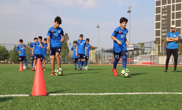 Akdeniz Belediyesi Yaz Futbol Okuluna youn ilgi