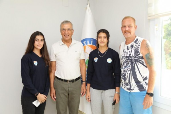 Voleybolcular, sevinlerini Bakan Tarhan ile paylat