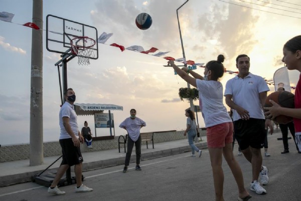 Mersin'de 'Hareketlilik Haftası'nda gençler spor yaptı Mersin'de 'Hareketlilik Haftası'nda gençler spor yaptı