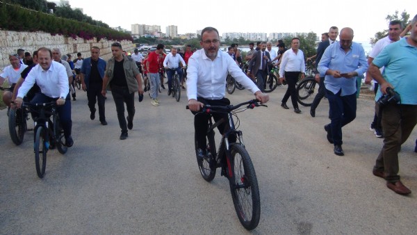 Gençlik Kampı'na pedal çevirerek girdi... Gençlik Kampı'na pedal çevirerek girdi...