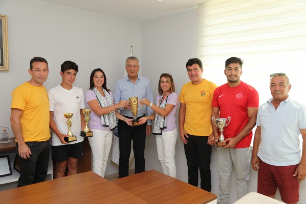 Kupa Başkan Tarhan'a geldi... Kupa Başkan Tarhan'a geldi...