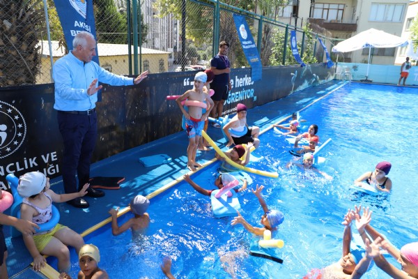 Akdeniz'de yüzme havuzu çocukların ayağına geliyor Akdeniz'de yüzme havuzu çocukların ayağına geliyor