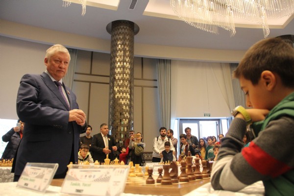 Satrancn byk ustas Karpov Mersinde