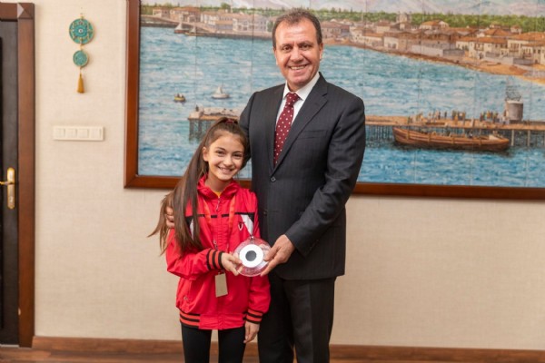 Seçer, Uçar’ın mutluluğunu paylaştı Seçer, Uçar’ın mutluluğunu paylaştı