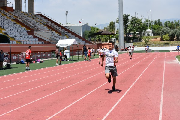 Atletizm 4x100 Bayrak Yarmalar tamamland