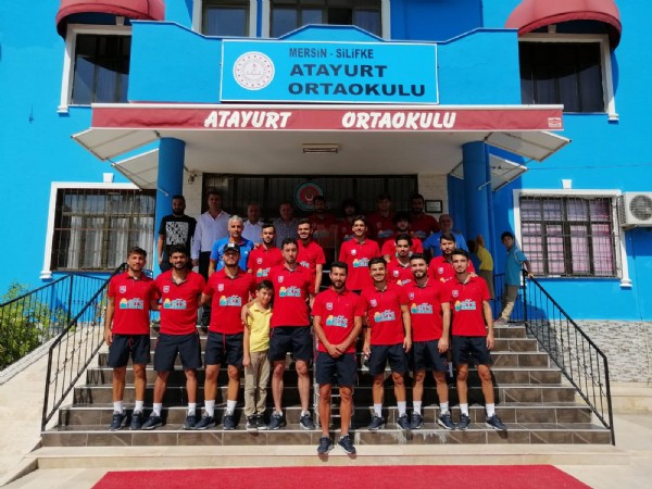 Futbolculardan okula ziyaret Futbolculardan okula ziyaret