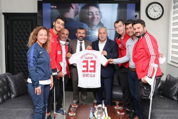 Amputeden Müdür Aslan'a ziyaret Amputeden Müdür Aslan'a ziyaret