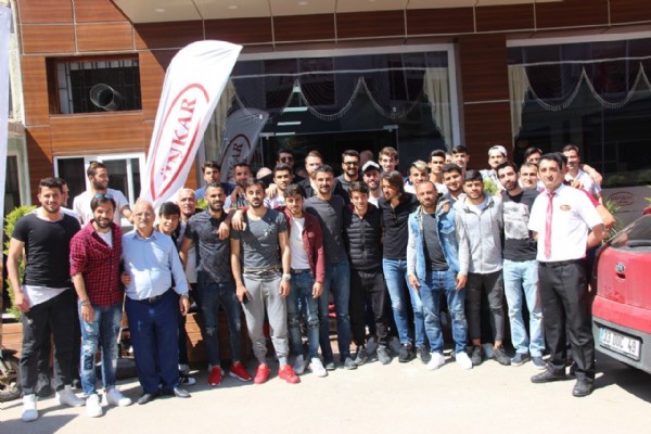 Yemekte bulustular!