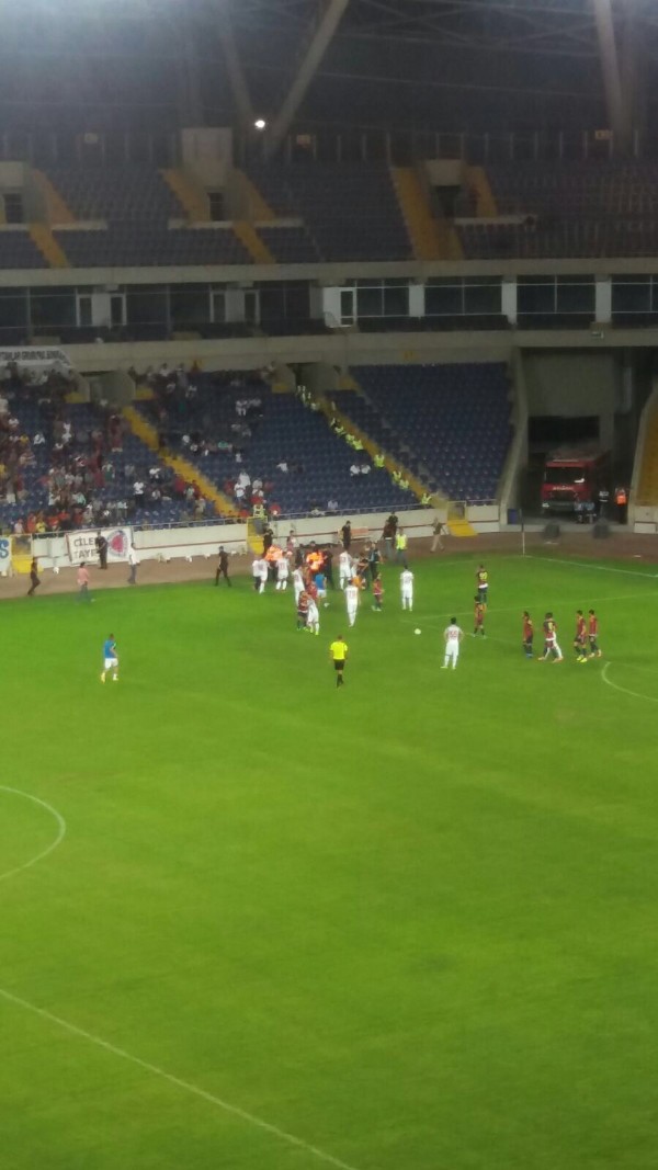 Taraftar Futbolcuya Saldrd!