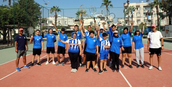 Akdenizli ocuklara cretsiz tenis kursu