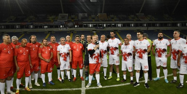 Vali Pehlivan, futbol müsabakasına katıldı Vali Pehlivan, futbol müsabakasına katıldı