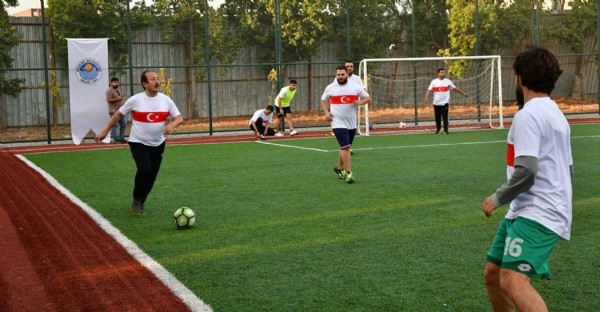 Pehlivan, gençlerle futbol oynadı Pehlivan, gençlerle futbol oynadı