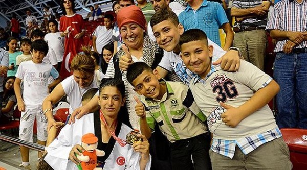 Nur Tatar'dan altın madalya Nur Tatar'dan altın madalya