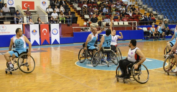 Basketbol aşkı engel tanımadı Basketbol aşkı engel tanımadı