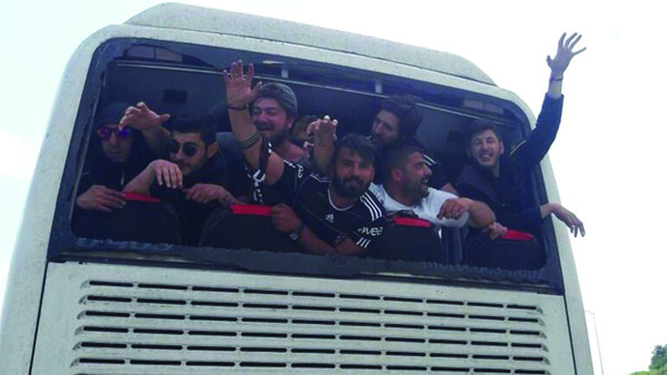 Beşiktaşlıların otobüsünde cephanelik çıktı