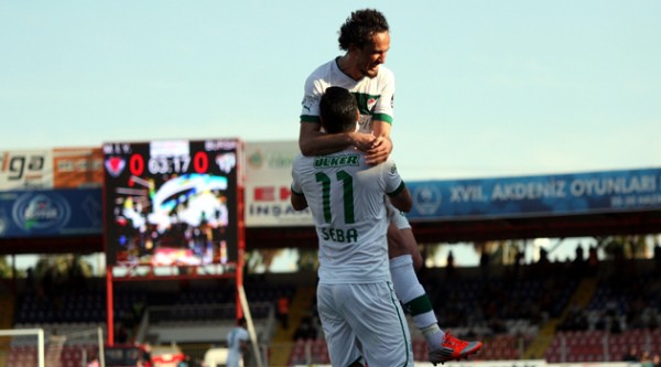 Bursaspor 500. galibiyetini Mersin'de aldı Bursaspor 500. galibiyetini Mersin'de aldı