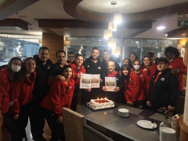 Kızlardan doğum günü sürprizi Kızlardan doğum günü sürprizi