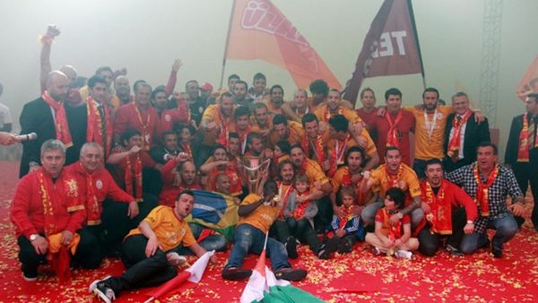 Arena'da şampiyonluk coşkusu! Arena'da şampiyonluk coşkusu!