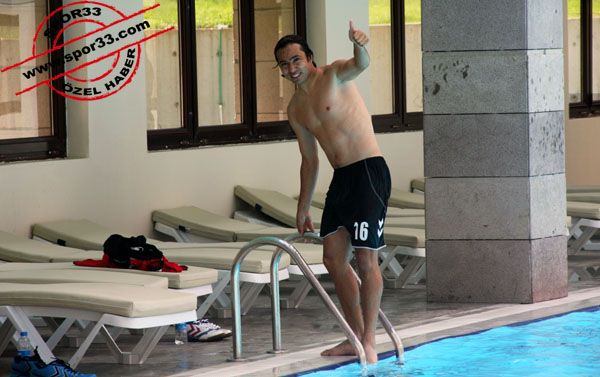 Mersinli futbolcuların Havuz keyfi! Mersinli futbolcuların Havuz keyfi!