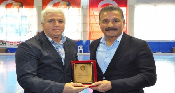 Hamit Tuna’ya plaket Hamit Tuna’ya plaket