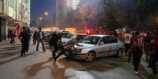 Adana'da maç öncesi olaylar çıktı Adana'da maç öncesi olaylar çıktı