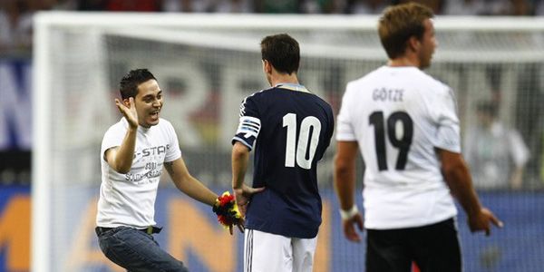 Messi’ye dokunmak için sahaya atladı Messi’ye dokunmak için sahaya atladı