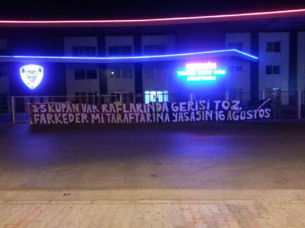 Şeytanlar'dan anlamlı pankart! Şeytanlar'dan anlamlı pankart!