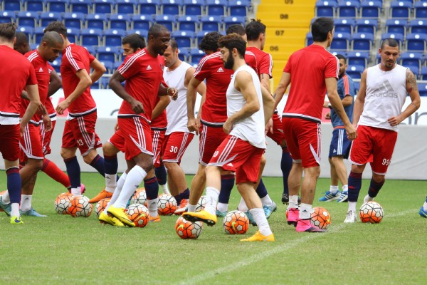 Mersin'de Fenerbahçe mesaisi sürüyor! Mersin'de Fenerbahçe mesaisi sürüyor!