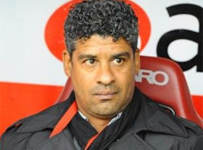 Futbolcular Rijkaard'ı şaşkına çevirdi... Futbolcular Rijkaard'ı şaşkına çevirdi...