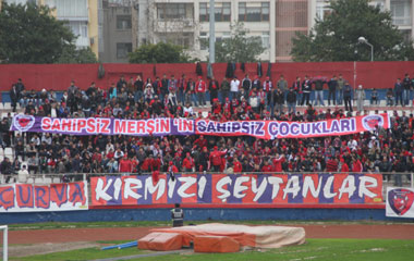 ''Oyuncak kulüp istemiyoruz!'' ''Oyuncak kulüp istemiyoruz!''