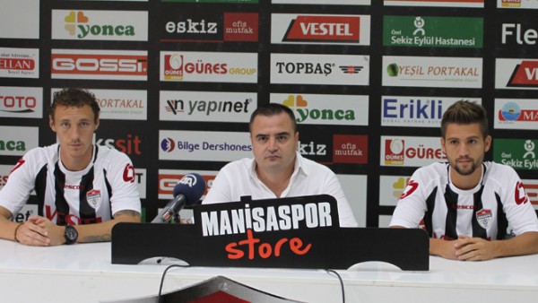 Simonek ve Umut imzaladı Simonek ve Umut imzaladı